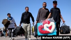 تعدادی از مهاجرین افغان که به تازه گی از ایران رد مرز شده اند. 