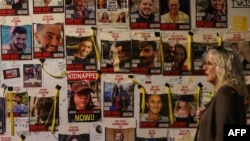 7 ოქტომბერს ჰამასის მიერ მძევლად აყვანილთა ფოტოები. თელ-ავივი, 28 დეკემბერი, 2023. 