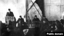 Номан Челебиджихан Корылтай президиумында (уртада)