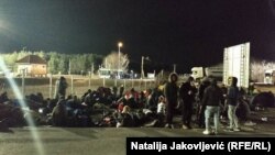 Okupljeni traže da ih mađarski carinici puste da prođu kroz Mađarsku, jer ne žele da se zadržavaju u toj zemlji, već da nastave dalje ka drugim evropskim zemljama.  