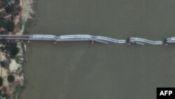 Podul Inwa de lângă Mandalay, care trece peste podul Irrawaddy a fost complet avariat de cutremur.