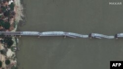 Podul Inwa de lângă Mandalay, care trece peste râul Irrawaddy a fost complet avariat de cutremur.