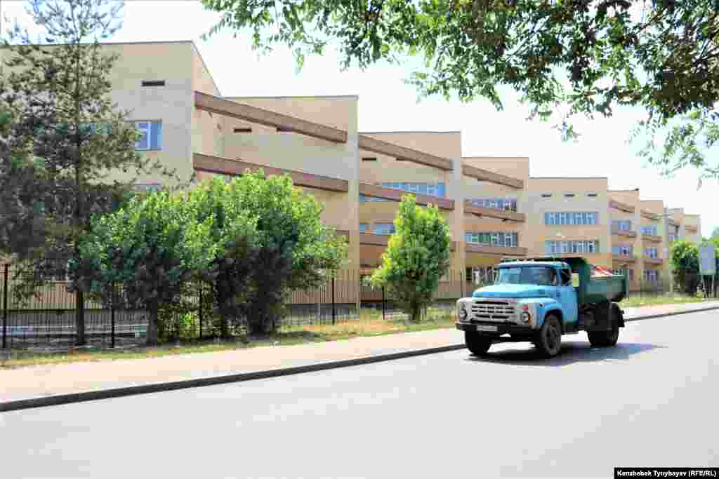 Шаңырақтағы №26 орта мектептің қасынан өтіп бара жатқан "Зил-130" жүк көлігі.