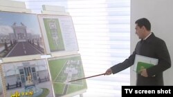 Президент Международной ассоциации туркменских алабаев Сердар Бердымухаммедов знакомит президента Туркменистана Гурбангулы Бердымухаммедова с проектами новых объектов. 