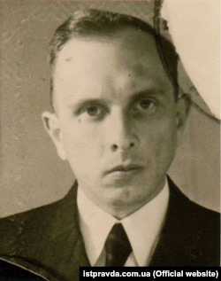 Одна з перших фотографій Степана Бандери після виходу на волю (з вересня 1941 року він перебував у нацистській тюрмі, а потім у концтаборі «Заксенгавзен»). Німеччина, 1946 року. Двоє його рідних братів – Василь і Олександр – були закатовані наприкінці липня 1942 року в концтаборі «Аушвіц»