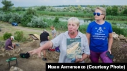 Археологи Світлана Біляєва і Наталія Бімбірайте на розкопках Тягинської фортеці в Херсонській області, серпень 2020 року