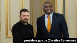 Президент Володимир Зеленський (ліворуч) і голова британського МЗС Девід Леммі, Київ, 5 лютого 2025 року