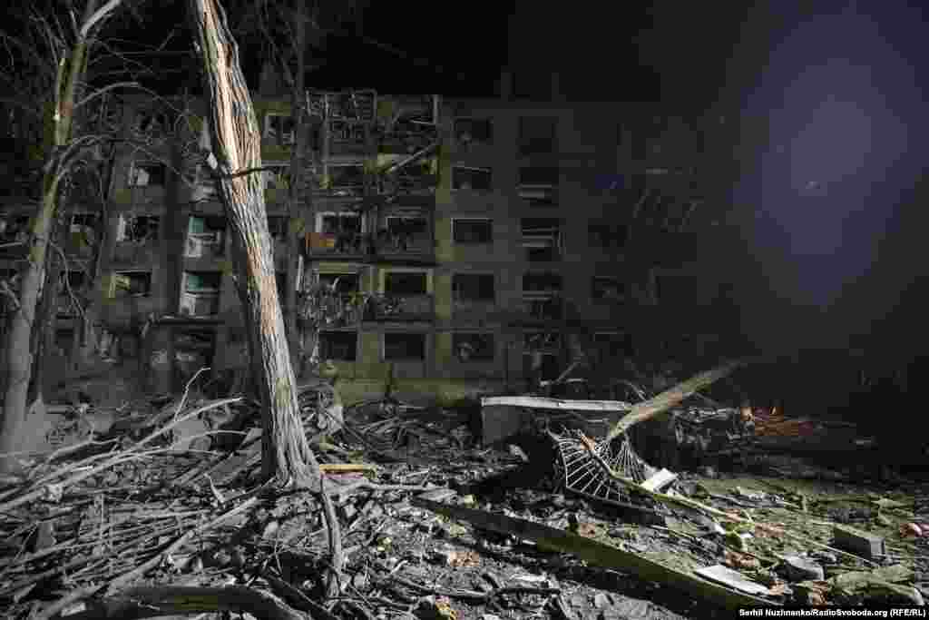 24 aprilie 2025, Kiev, Ucraina – Mai multe clădiri rezidențiale din capitala Ucrainei au fost afectate sau distruse în timpul atacului.Oficialii de la Kiev spun că cel puțin 12 oameni au fost uciși și că 90 de persoane au fost rănite.