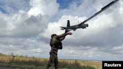 Український військовослужбовець запускає розвідувальний безпілотник поблизу Покровська Донецької області, Україна, 6 жовтня 2025 року