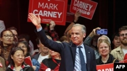 Kanadski premijer i lider Liberalne partije Mark Carney maše pristalicama na pobjedničkoj zabavi u Otavi, Ontario, 29. aprila 2025.