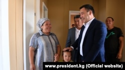 Садыр Жапаров в одном из новых домов, построенных для жителей села Максат. 27 августа 2021 года.