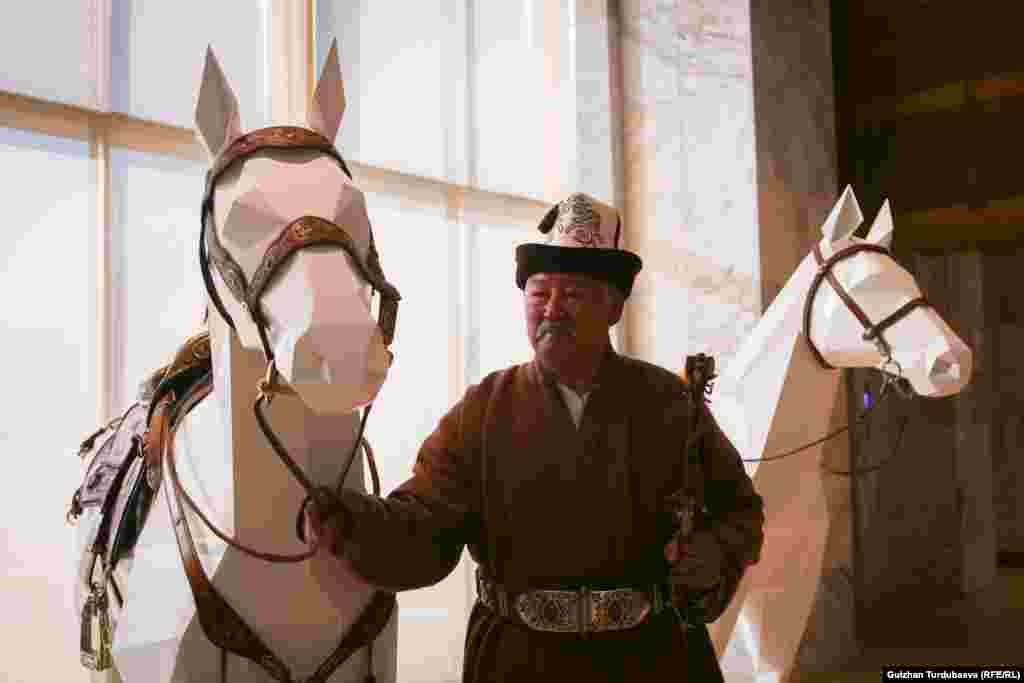 Мисалы сүрөттөгү бул&nbsp;жыгач аттар 28 миң евродон турары айтылган. 