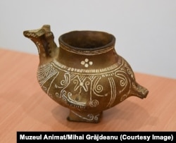 Vasul hibrid aflat în colecția Muzeului Olteniei Craiova.