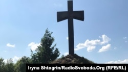 Хрест на місці захоронення вояків УНР. Меморіальний комплекс. Базар, Житомирщина. Україна Червень 2019 року