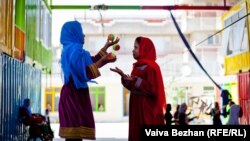 يو شمېر ماشومان، ارشيف