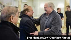 Liderul belarus Alexandr Lukașenko îl salută pe premierul pakistanez Shehbaz Sharif la Minsk - 10 aprilie 2025.