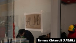 ვარშავაში წამსვლელთა ოთახი ერთ-ერთი ყველაზე ხალხმრავალი იყო.