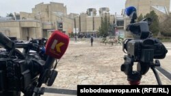 Медиумски екипи на платото на УКИМ, Скопје, 24 март 2025