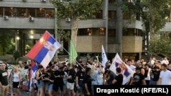 Okupljeni ispred policijske stanice u Novom Beogradu, 14.8.2025.