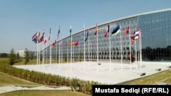 بروکسل کې د ناټو د ودانۍ مخ ته د غړو هېوادونو او له افغانستان سره مرسته کوونکو هېوادونو بیرغونه