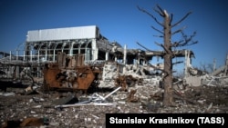 На території Міжнародного аеропорту «Луганськ» після боїв, 22 листопада 2014 року