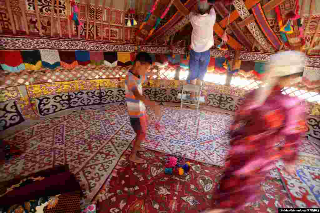 Последние "штрихи" в установке юрты.