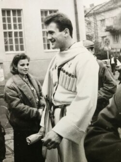 Початок 90-х у Львові. Георгій Гонгадзе гордий за своє грузинське коріння. Кинджал дідів