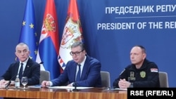 Presidenti serb, Aleksandar Vuçiq, së bashku me shefin e Policisë dhe ministrin e Drejtësisë të Serbisë në konferencën për media më 22 tetor 2025.