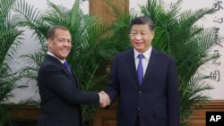 Președintele Consiliului de Securitate al Rusiei, Dmitri Medvedev, strânge mâna cu președintele chinez Xi Jinping înainte de o întâlnire la Beijing pe 21 decembrie 2022.