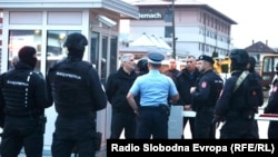 Pripadnici SIPA-e i policije RS-a ispred zgrade Vlade RS-a u Istočnom Sarajevu, BiH, 23. aprila 2025.