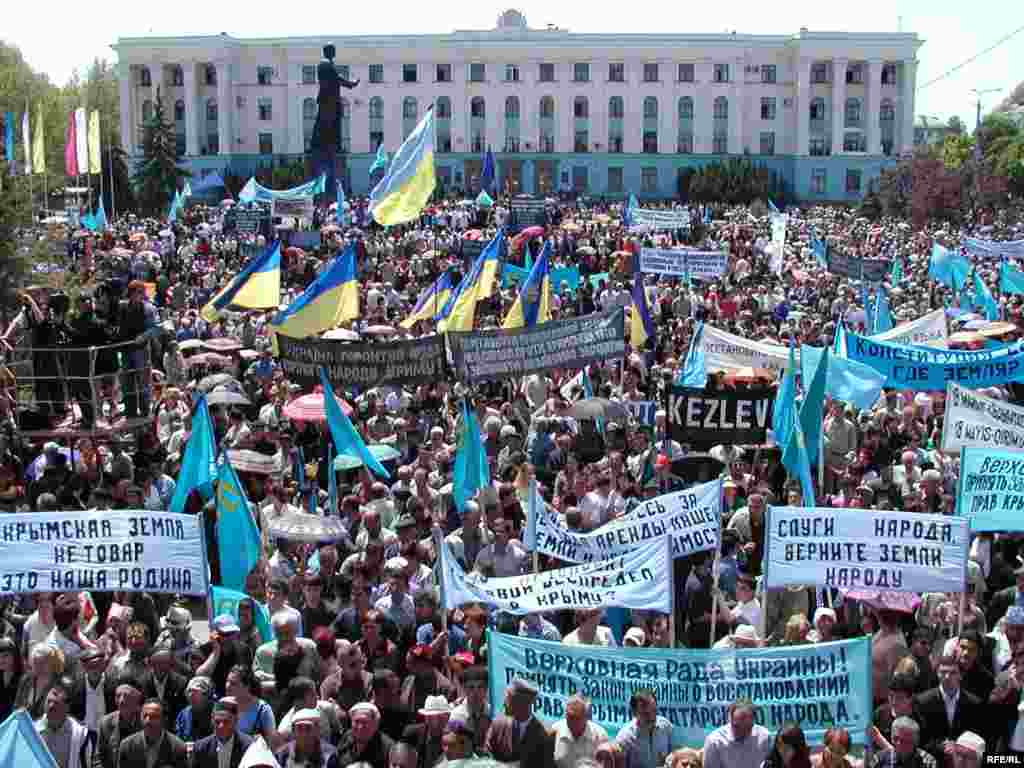 Травень 2006. Це традиційне зібрання 18 травня, в день пам'яті жертв депортації кримськотатарського народу. Кримськотатарські прапори майорять разом із протестними транспарантами та прапорами України, автор фото Володимир Притула.