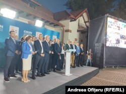 Echipa de campanie a lui Crin Antonescu ascultă serioasă Antena 3 CNN, singura televiziune cu sonorul la maxim.