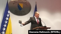 Dragan Mektić pokazuje sliku pripadnika paravojne skupine