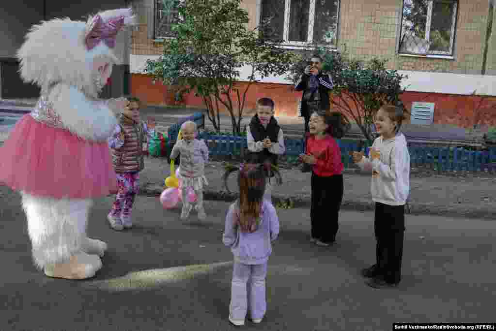 Святкування дитячого дня народження в Краматорську, за 16 кілометрів від лінії бойового зіткнення
