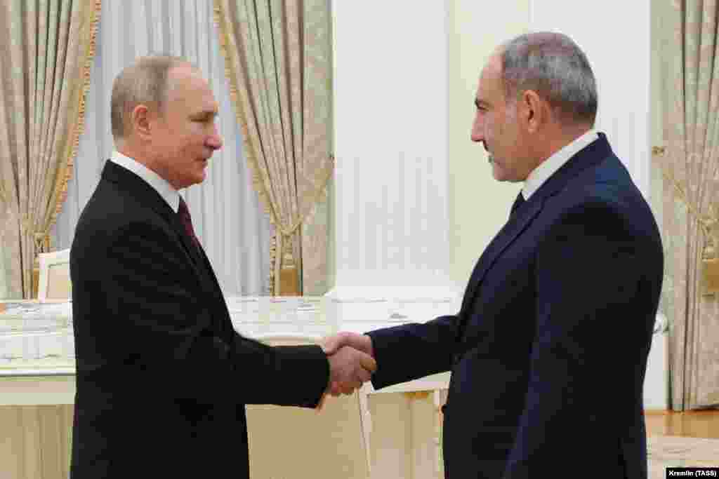 Acordul de armistițiu negociat de președintele rus Vladimir Putin a dus, de asemenea, la detașarea a 2.000 de trupe rusești de menținere a păcii în Nagorno-Karabakh și așa-numitul coridor Lachin, care leagă teritoriul de Armenia. În fotografie, președintele rus Vladimir Putin dă mâna cu premierul armean Nikol Pashinian, înainte de întâlnirea cu liderii Armeniei și Azerbaidjanului, în care s-a discutat despre soarta regiunii Nagorno-Karabakh, Kremlin, Moscova, 11 ianuarie 2021. &nbsp;