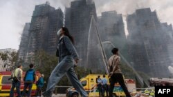 Dim izlazi iz stanova pošto je požar zahvatio stambeni blok Vang Fuk Kort.