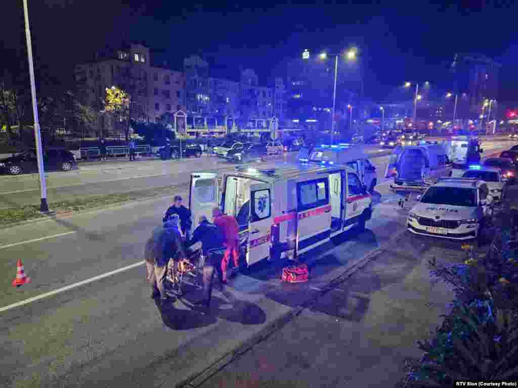 Zbrinjavanje povrijeđenih ispred zgrade Doma penzionera u Tuzli, u noći 4. novembra 2025.