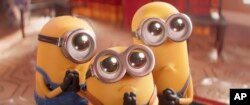 Minionii, de la stânga, Stuart, Bob și Kevin într-o scenă din desenul animat.