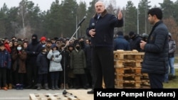 Лукашэнка выступае перад мігрантамі падчас наведваньня транспартна-лягістычнага цэнтру «Брузгі» на беларуска-польскай мяжы ў Горадзенскай вобласьці, 26 лістапада 2021 году