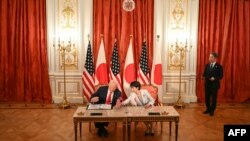 Prim-ministra Japoniei, Sanae Takaichi (dreapta), și președintele SUA, Donald Trump, participă la o ceremonie de semnare după summitul Japonia-SUA, la Tokyo, pe 28 octombrie 2025.