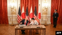 جریان امضای قراردادهای اقتصادی بین رهبران امریکا و جاپان 