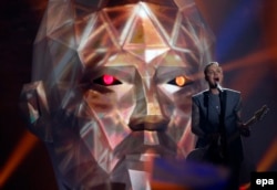 Євген Галич, соліст гурту O.Torvald, що представляв Україну на «Євробаченні-2017», під час виступу на пісенному конкурсі. Київ, 13 травня 2017 року