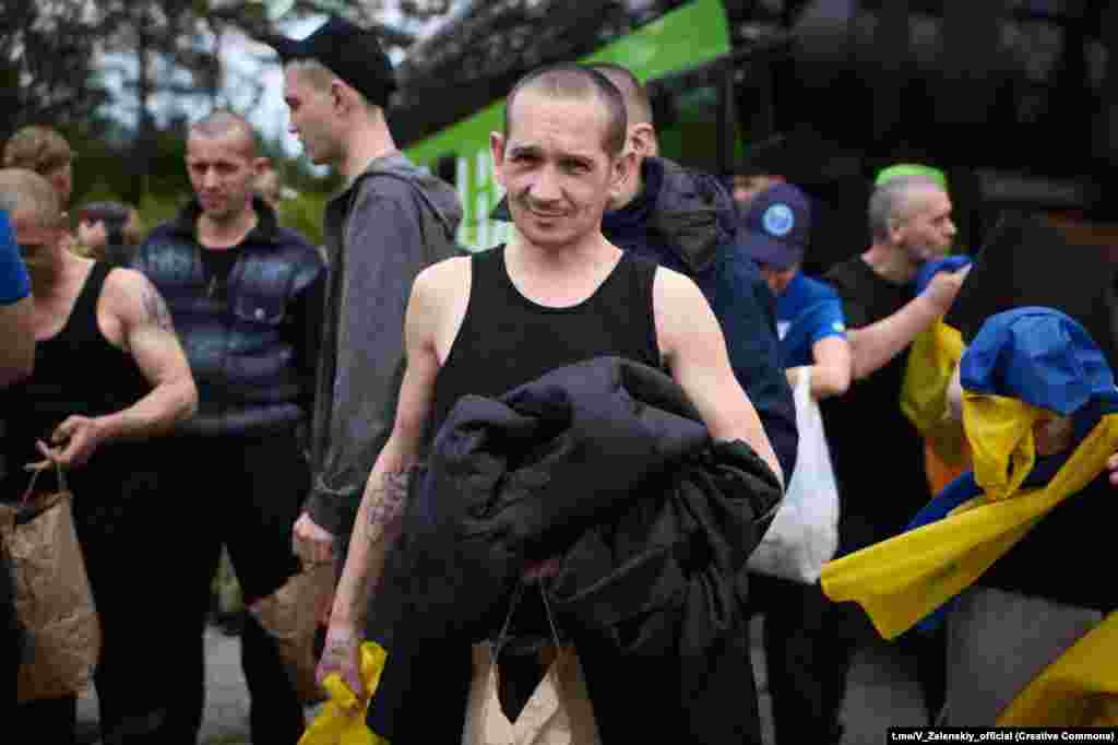 «Серед звільнених сьогодні є Захисники Маріуполя, що перебували в полоні більше трьох років. Усі визволені Оборонці – чоловіки, представники рядового та сержантського складу. Частину звільнених сьогодні українських воїнів вважали зниклими безвісти», – йдеться в повідомленні Координаційного штабу з питань поводження з військовополоненими 