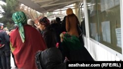 Очередь перед консульским отделом посольства РФ в Туркменистане, Ашхабад, 21 декабря, 2018.  