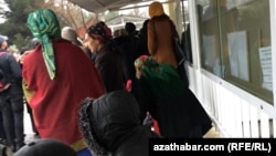 Türkmenistandaky rus ilçihanasynyň konsul bölüminiň öňündäki nobat, Aşgabat, 21-nji dekabr, 2018. Arhiwden alnan surat.