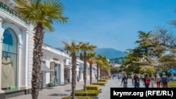 Пальми на набережній Ялти