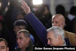 Călin Georgescu părăsește Parchetul General după ce a fost audiat de procurori. El a ridicat mâna dreaptă în sus, în ceea ce a părut a fi un salut specific fasciștilor.