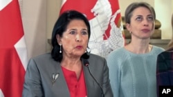 Președinta Georgiei, Salome Zurabișvili, declară că nu va recunoaște rezultatul alegerilor. Spune că națiunea sa este victima unei operațiuni rusești de influențare a alegerilor.