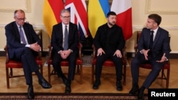 Германиянын канцлери Фридрих Мерц, Улуу Британиянын премьер-министри Кир Стармер, Украинанын лидери Владимир Зеленский жана Франциянын президенти Эммануэл Макрон. 2025-жылдын 8-декабры.