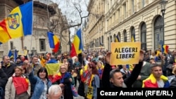 Mbështetësit e AUR-it protestojnë kundër anulimit të rezultateve të zgjedhjeve më 26 mars, në ditëlindjen e Georgescut.